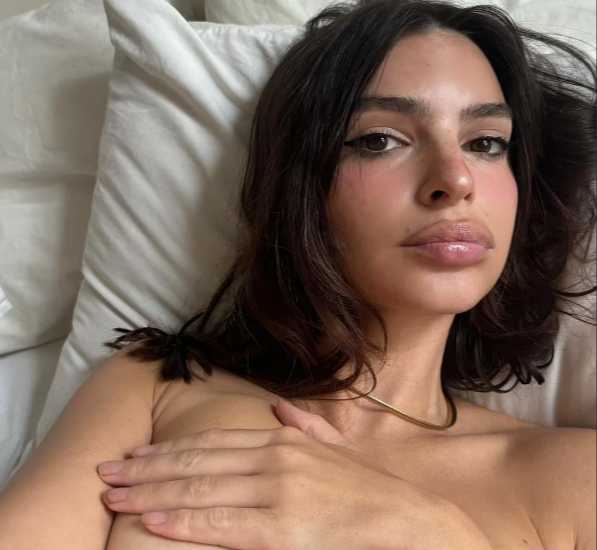 Emily Ratajkowski nuda in bagno: le foto hot scatenano i fan