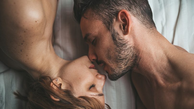 Le migliori posizioni sessuali da provare a Natale: per un’intimità speciale durante le feste